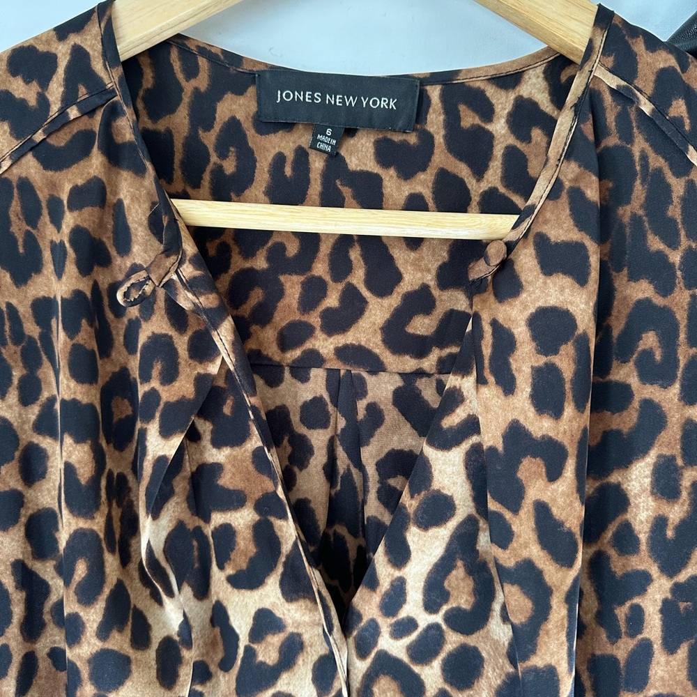 Jones New York Animal Print Leopard Print Black Brown Satin Blouse Size 6 - Picture 8 of 8